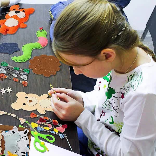 Kids Felt Sewing Kit – DIY Animal Craft Set with Pre-Cut Shapes, Safe Needles & Beginner Sewing Materials